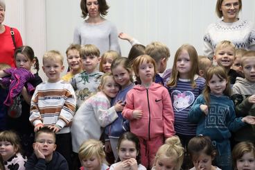 Wieluń: Biblioteka Miejska zaprosiła dzieci na spotkanie z fotografem Piotrem Pabisiakiem